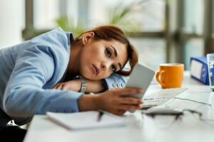 mulher ansiosa procrastinando no trabalho