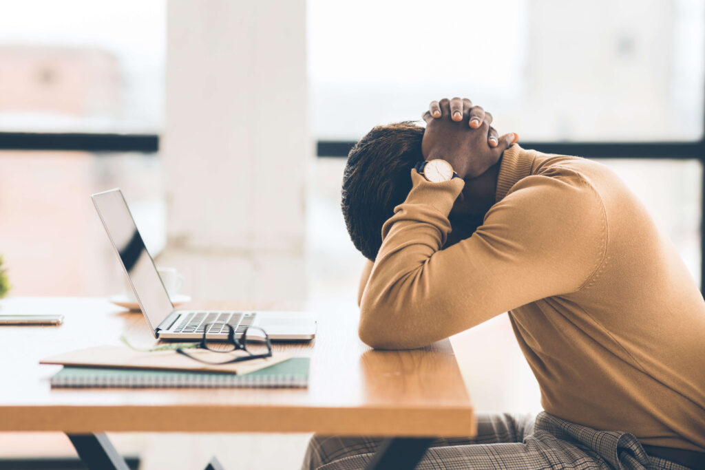 pessoa com síndrome de burnout